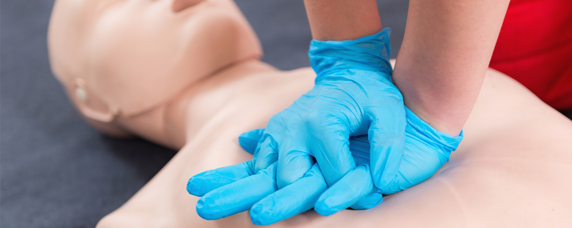 EMR student practicing on a mannequin