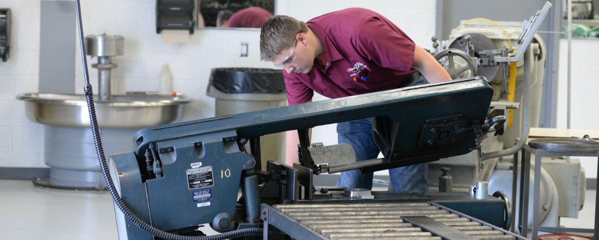 machine tool student in the lab